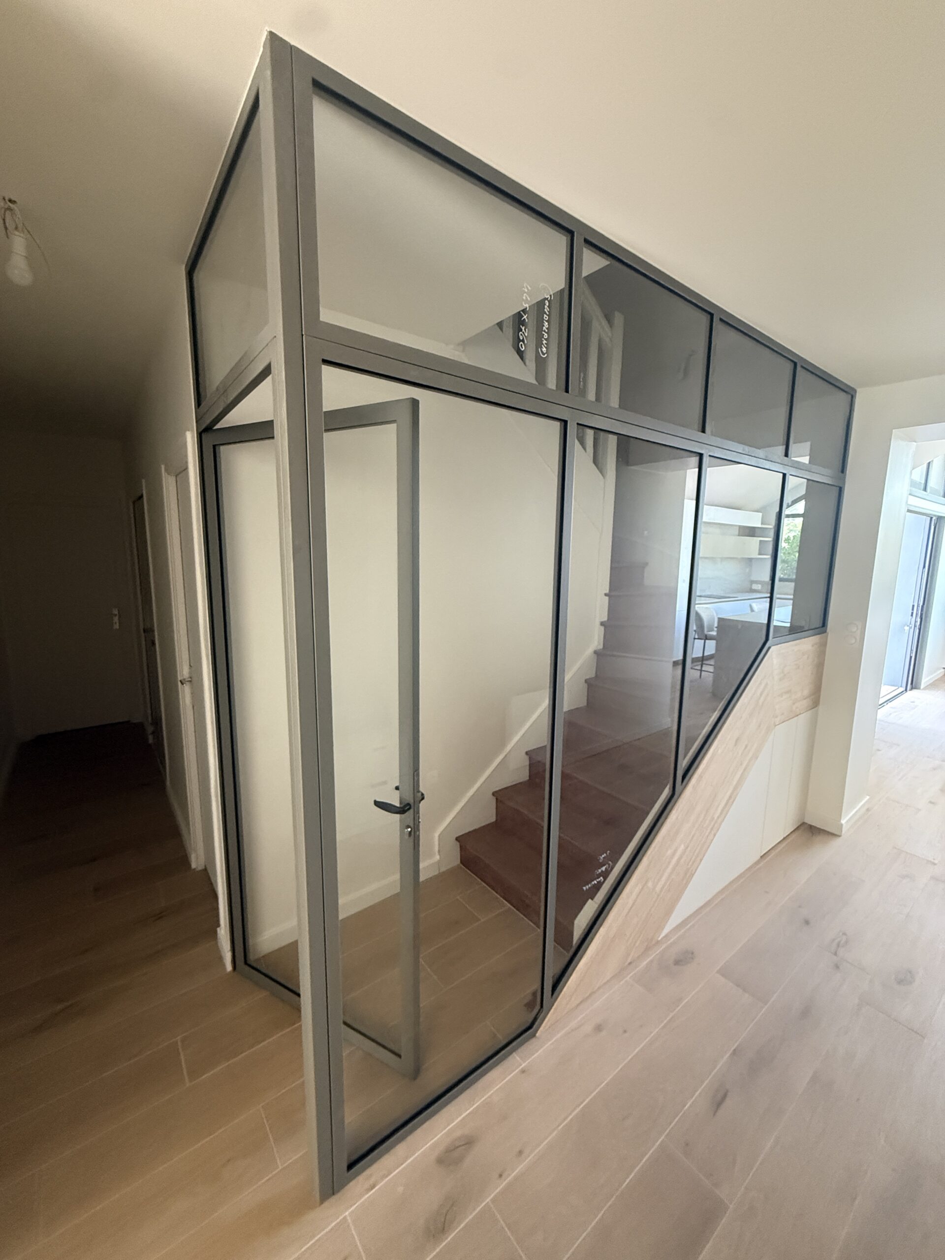 Conception, fabrication et pose d’une verrière en acier sur mesure avec porte vitrée intégrée. Une réalisation pensée pour structurer les espaces tout en conservant un maximum de luminosité et de profondeur. Fabrication artisanale SoudAlpha en Bretagne.
